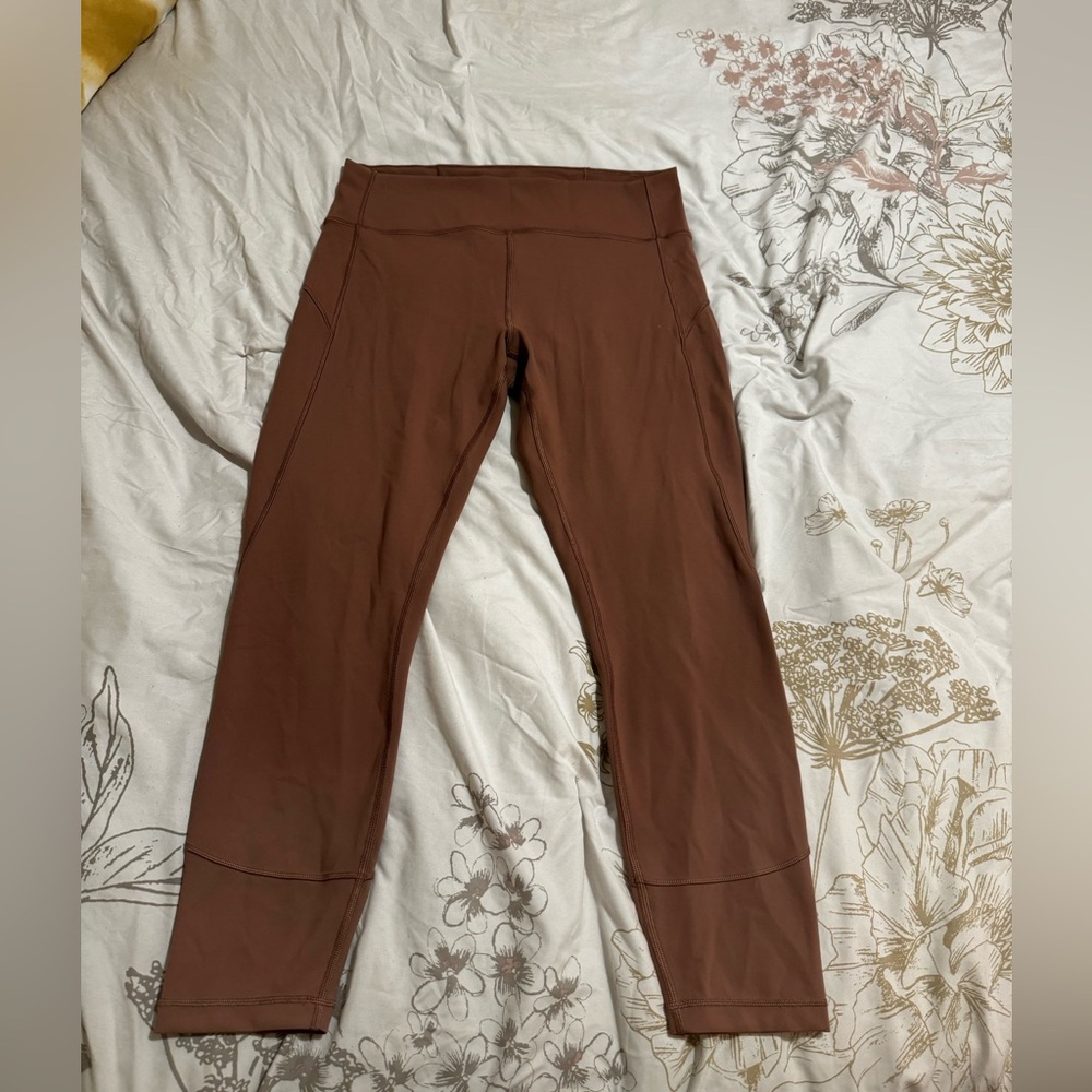 Lululemon In Movement Tight 25" *Everlux
Spanish Oak